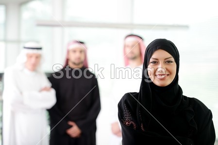 阿拉伯<em>语</em>业务<em>女人</em>与她的同事们在办公室在团队
