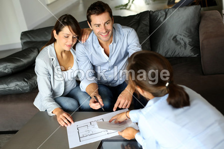 夫妇签署财务术语表示未来地产图片素材(图片
