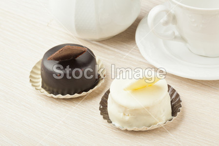 巧克力糕点小蛋糕用茶杯子木桌子上图片素材(