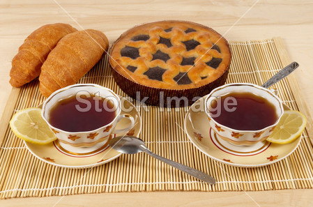 茶的作文与蓝罂粟饼图和两个羊角面包图片素材