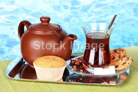 土耳其语的茶和颜色背景上的水壶玻璃图片素材