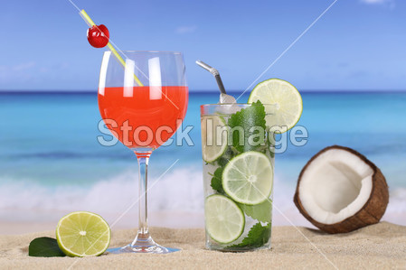 Cocktails and drinks on the beach with sand图片
