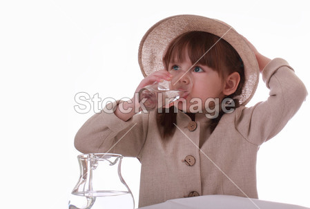 一个小女孩坐在和用玻璃杯喝水图片素材(图片