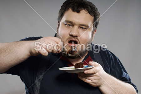 有趣的胖家伙吃巧克力蛋糕图片素材(图片编号