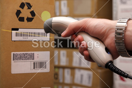 男人手与条码扫描器在操作中(图片编号50902