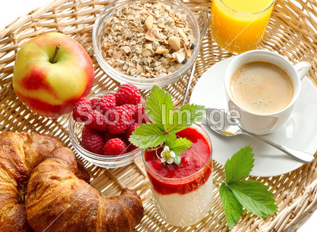 早餐有咖啡、 牛角面包、 桔子汁和酸奶图片素