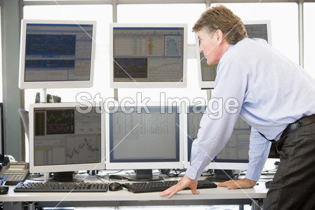 股票交易员检查电脑显示器图片素材(图片编号