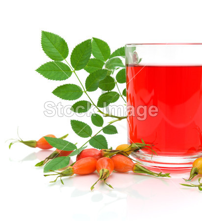 莓果野玫瑰和一杯茶在白色背景上图片素材(图