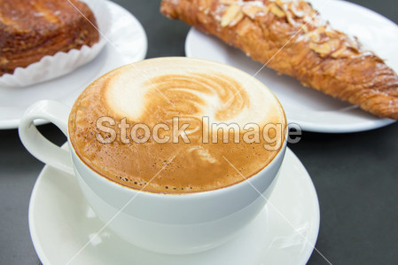 喝杯咖啡拿铁咖啡与糕点图片素材(图片编号:5
