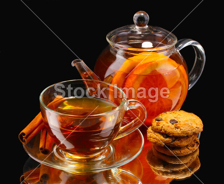 璃茶壶和杯子与饼干孤立在白色和黑色水果茶图