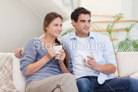 一边喝茶一边看电视的夫妇图片素材(图片编号