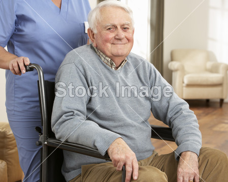 禁用与后面的老者坐在轮椅上的老人图片素材(