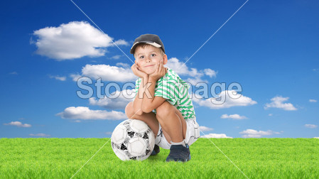 男孩抱着足球球图片素材(图片编号:50922639