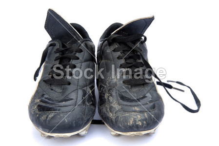 孤立在白色的脏黑色皮革足球足球鞋图片素材(