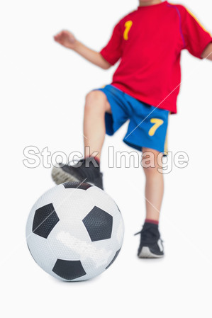 与足球球上一只脚的小男孩图片素材(图片编号