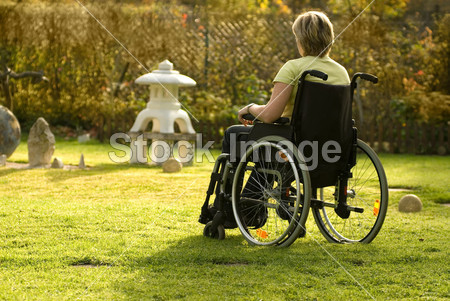 坐在轮椅上的残疾高级女人图片素材(图片编号