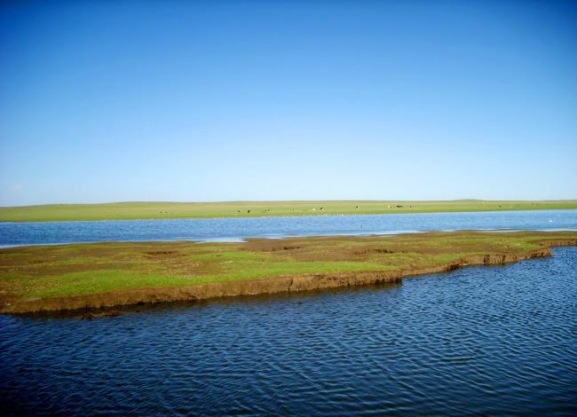 草原中的湖泊
