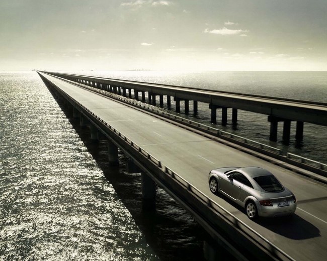 跨海大桥的上汽车